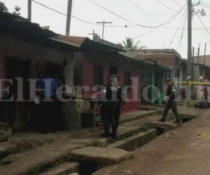 Efectivos de la Policía Nacional y Militar acordonaron el lugar aguardando la llegada de Medicina Forense para el levantamiento del cadáver, foto: Mario Urrutia/El Heraldo.