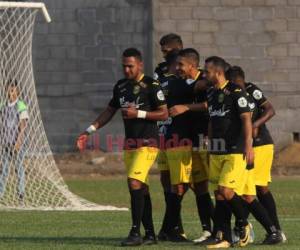 Jhony Leverón del Real España anotó el 1-0 a favor de su equipo ante el Real de Minas. Foto: El Heraldo