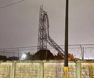 Intensas lluvias derriban la torre de alumbrado eléctrico del Estadio Excélsior de Puerto Cortes.