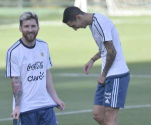 Lionel Messi bromea con su compañero Ángel Di Maria (Foto: AFP)