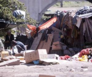 Ante la necesidad de tener un hogar, las personas que viven en extrema pobreza hacen sus casas de cartón, láminas y bolsas.