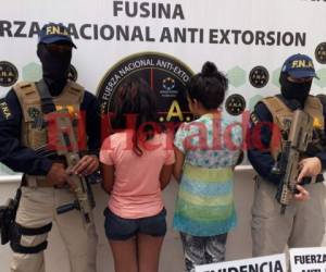 Las menores de apenas 16 años de edad fueron detenidas por la Fuerza Nacional Antiextorsión. Foto: Estalin Irías/EL HERALDO