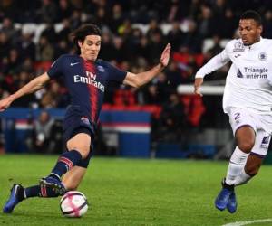 El delantero uruguayo del Paris Saint-Germain Edinson Cavani compite con el defensor francés de Toulouse Kelvin Amian durante el partido de fútbol francés de la Ligue 1 entre Paris Saint-Germain y Toulouse en el estadio Parc des Princes en París, el 24 de noviembre de 2018.