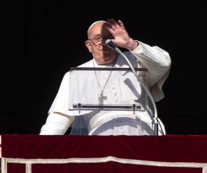 El papa Francisco dirige la oración del Ángelus desde la ventana de su oficina con vista a la Plaza de San Pedro, Ciudad del Vaticano, el 29 de diciembre de 2024.