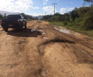 La gráfica muestra el estado actual de la carretera, los habitantes están desesperados (Fotos: Johny Magallanes/EL HERALDO)