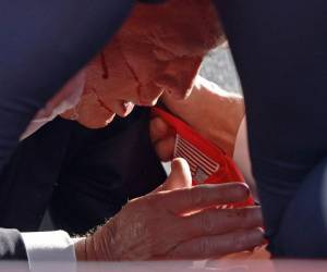 El candidato presidencial y expresidente de Estados Unidos, Donald Trump, estuvo a punto de morir tras sufrir un atentado cuando participaba en un mitin en Pensilvania. Aquí las imágenes del suceso.