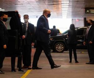 El mandatario llegó con la cara cubierta por una mascarilla. AFP.