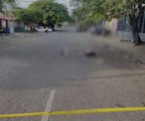 El cuerpo de la víctima quedó tendido en unos de los carriles del barrio Medina de San Pedro Sula.