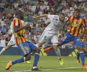 Karim Benzema busca el marco rival, pero su cabezazo mandó a un lado el balón (Foto: Agencia AFP)