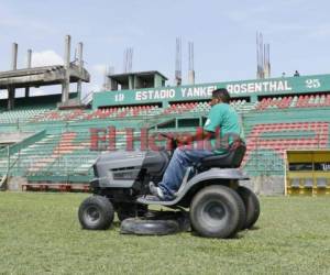 Personal de mantenimiento realizan los últimos cortes de la grama en el Yankel Rosenthal.Foto:El Heraldo / OPSA