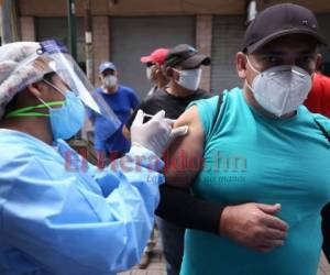 Actualmente se está vacunando a niños de 10 y 11 años. También se aplica el refuerzo a los adolescentes de 12 a 17 años. Foto: EL HERALDO