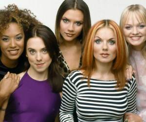 Spice Girls fue un grupo británico de música pop, formado por cinco mujeres.