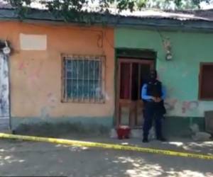 Dos de los fallecidos quedaron al lado de las camas en una de las casas, mientras que el tercer fallecido estaba en la casa contigüa, con varios impactos de bala. Foto: Cortesía.