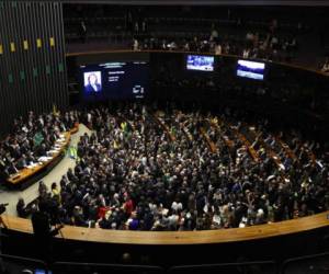 La oposición afirma que cuenta con la mayoría simple de 41 votos para aprobar el juicio. Foto: AFP