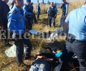 Estos son dos de los tres detenidos en enfrentamiento entre policías y delincuentes en la colonia América de la capital de Honduras (Fotos: Alex Pérez /Sucesos EL HERALDO / Noticias de Honduras / EL HERALDO Honduras)