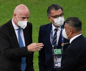 Infantino fue captado por las cámaras de la AFP en la grama del mítico Maracaná, una hora antes de pitazo inicial de la soñada final del fútbol sudamericano.