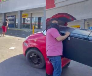 Estos individuos fueron captados mientras ingresaban a una tienda y subían un refrigerador a su vehículo.