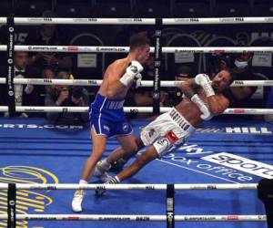 El británico Callum Smith noquea al dominicano Lenin Castillo en una pelea dentro de la categoría de los semipesados en Londres. Foto:AP