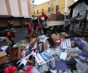 El personal de la comuna se trasladó a la zona de los mercados y el centro de Tegucigalpa para realizar estos operativos de limpieza.