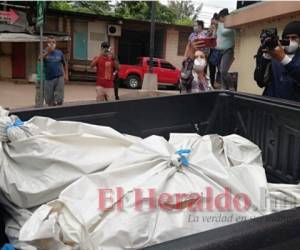 A las 3:30 de la tarde de ayer jueves los tres cadáveres fueron ingresados a Medicina Forense. Foto: Estalin Irías / EL HERALDO.