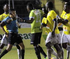 John Bodden al momento de agredir al árbitro Díaz en el clásico ceibeño.