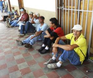 Trabajadores de varias dependencias de la comuna durante la huelga.