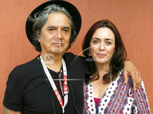 El músico mexicano Armando Vega Gil y la autora Beatriz Rivas posan para un retrato durante la Feria Internacional del Libro de Guadalajara en México.