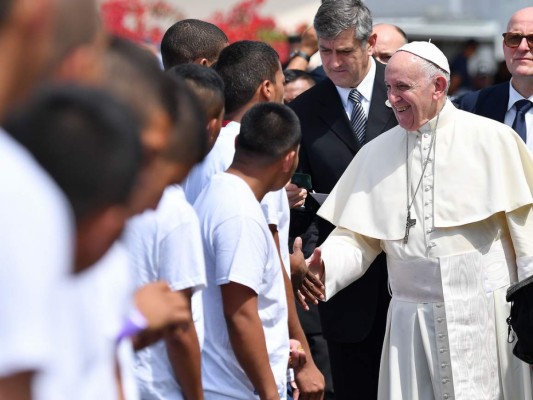 El Papa Francisco saluda a los jóvenes detenidos antes de abandonar el centro de detención juvenil Las Garzas en Pacora, en las afueras de la ciudad de Panamá.