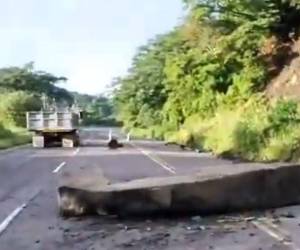 Las autoridades piden a los conductores extrema precaución al transitar por la zona.