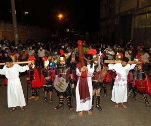 Con una actuación magistral, los menores lograron que los feligreses se trasladarán al preciso momento cuando Jesús vivió el calvario de cargar una cruz a cuestas directo a su crucifixión.