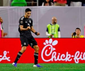 El delantero Raúl Jiménez celebra después de marcar el gol que puso arriba a México en el marcador. Foto: Agencia AFP.