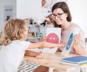 Las intervenciones psicosociales basadas en evidencias pueden mejorar las aptitudes sociales y para la comunicación de las personas con autismo.