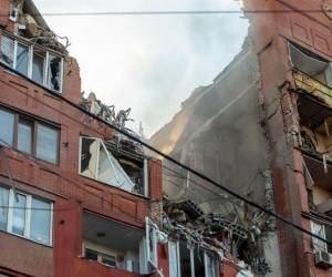 El lugar de un ataque con cohetes a un edificio residencial en la ciudad de Dnipró, Ucrania, el 26 de junio de 2024.