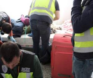 La policía de España mientras realizaba inspecciones en una de las viviendas. Foto: Cortesía