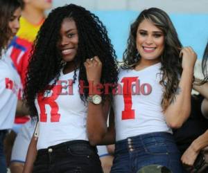 Estas dos bellas mujeres posaron para la cámara de DIARIO EL HERALDO en el partido entre Olimpia vs Motagua. Foto: Johny Magallanes/EL HERALDO.