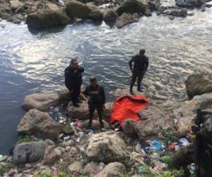 Agentes de la Policía Nacional recibieron la alerta de que en el río estaban flotando los restos de una persona.