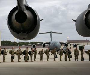 Tropas estadounidenses se despliegan hacia Europa desde el aeródromo del Ejército de Pope en Fort Bragg, Carolina del Norte.