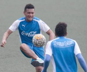 Carlos Will Mejía controla una pelota en el posentrenamiento de la mañana del martes en Los ángeles.