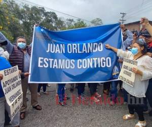 Desde horas muy tempranas simpatizantes del Partido Nacional exigían justicia para el expresidente Juan Orlando.