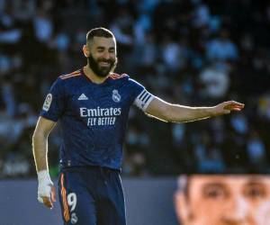 El delantero francés del Real Madrid Karim Benzema reacciona durante el partido de fútbol de la Liga española entre el RC Celta de Vigo y el Real Madrid CF en el estadio Balaídos de Vigo el 2 de abril de 2022.