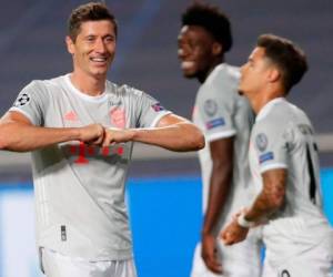 El delantero polaco del Bayern Múnich, Robert Lewandowski, celebra tras anotar el sexto gol de su equipo durante el partido de fútbol de cuartos de final de la UEFA Champions League entre el Barcelona y el Bayern Múnich. Foto: AFP