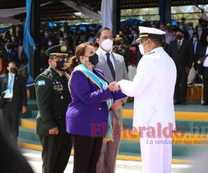 Momento en que la presidenta Xiomara Castro pasaba revisión a las tropas de las Fuerzas Armadas.