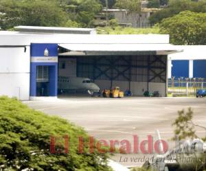 El entonces presidente Juan Orlando Hernández pidió que el hangar del avión presidencial, ubicado en la Fuerza Aérea Hondureña, tuviera las condiciones para la firma de documentos.