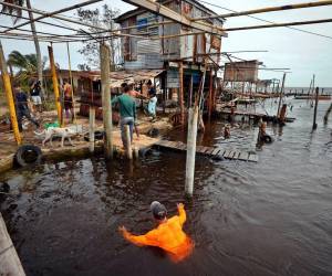 Derrumbes de viviendas. Árboles, señales y postes eléctricos caídos sobre el asfalto. Bajos anegados. Y sobre todo, un nuevo apagón total de final incierto. Este es un primer saldo del paso por La Habana del huracán Rafael con categoría 3.