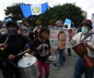 'Queremos cambios profundos, no babosadas superficiales' y 'Cambiemos el sistema de raíz ¡Renuncien ya corruptos', señalaban algunas pancartas en la manifestación que fue acompañada por comparsas que hacían sonar tambores y silbatos. Foto: AFP