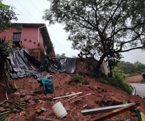 Una de las primeras incidencias en la capital fue en la colonia Los Pinos, salida a oriente; donde se reportó el deslizamiento de tierra en una vivienda.