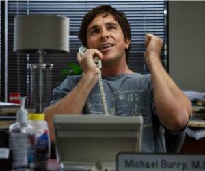 Christian Bale interpretando al doctor Michael Burry en La Gran Apuesta.