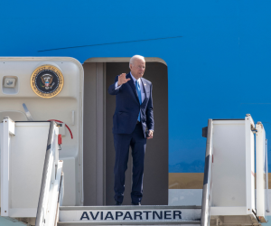 El presidente de EE. UU., Joe Biden, saluda antes de abordar el Air Force One cuando sale de Bruselas después de una cumbre de la OTAN y la UE sobre la crisis de Ucrania, el 25 de marzo de 2022.