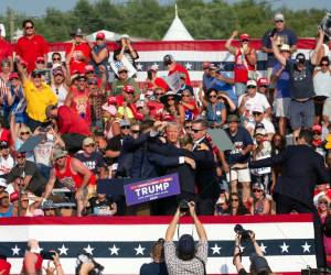 El sábado por la tarde, durante un mitin en el complejo Butler Farm Show en Butler, Pensilvania, Estados Unidos, se desató una situación de alto riesgo cuando se escucharon al menos tres disparos mientras el expresidente Donald Trump pronunciaba su discurso de campaña.