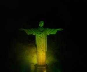 El Cristo Redentor se iluminó con los colores de la Canarinha en homenaje a “O Rei”.